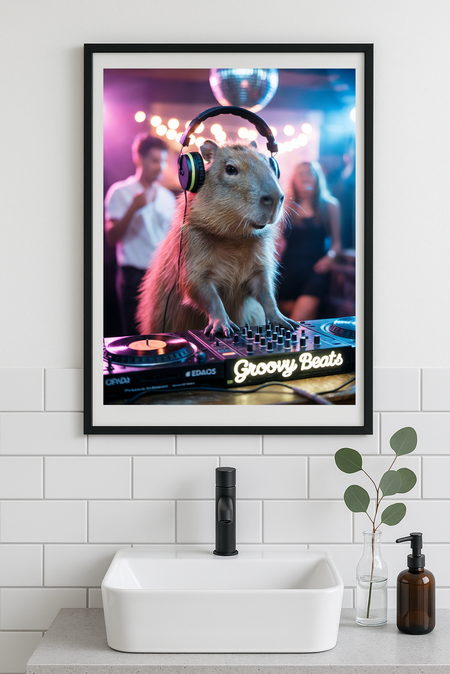 Capybara DJ Poster | Lustige WC Deko mit Party-Vibes | Witziges Bild fürs Gäste-WC